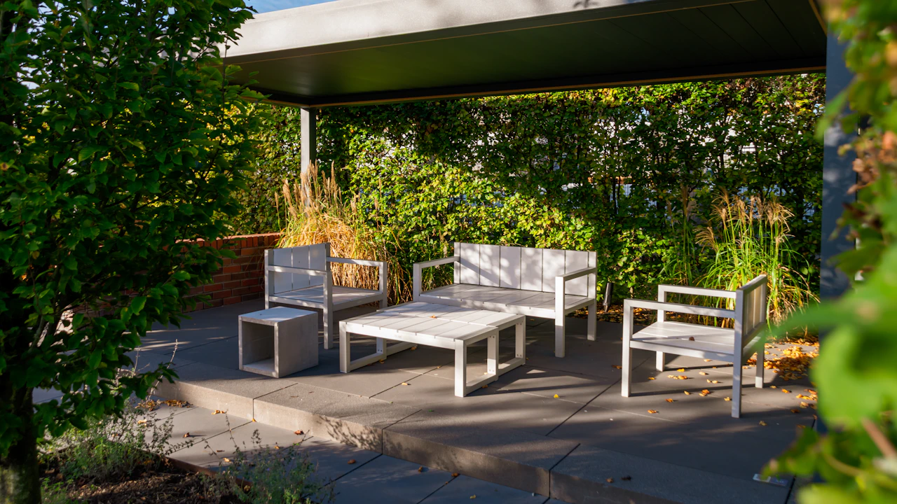 Terrasse après aménagement — salon extérieur contemporain